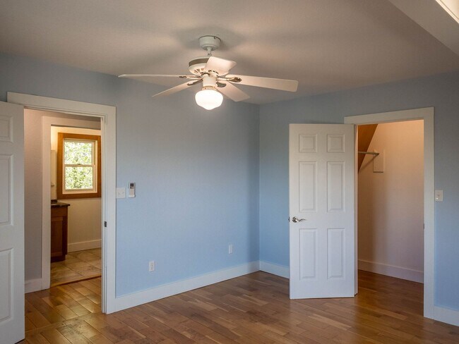 Building Photo - Beautiful Three Bedroom with Stunning View...