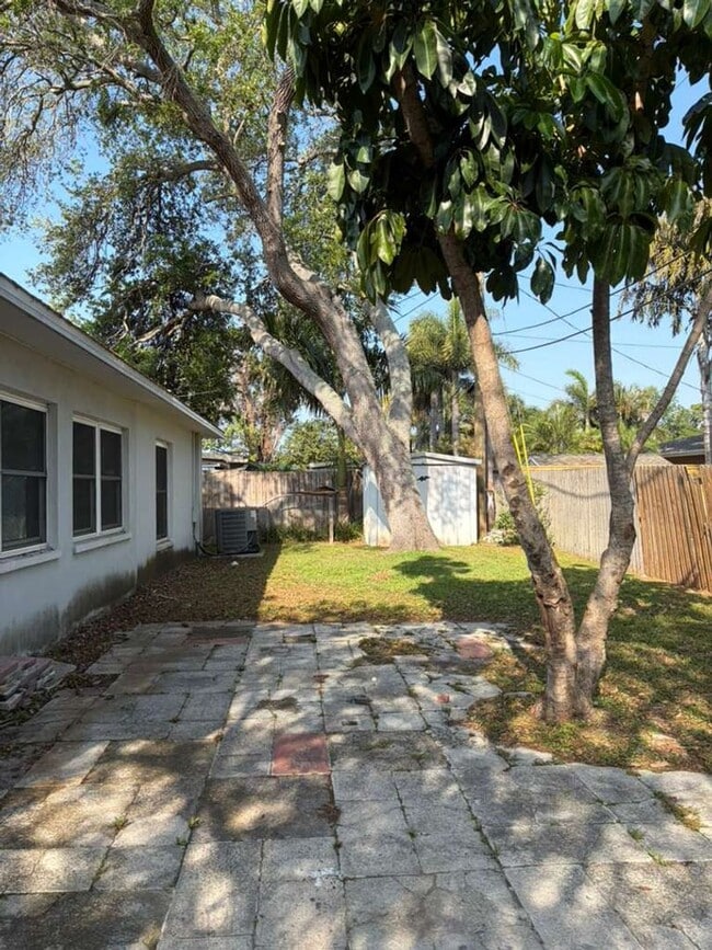 Building Photo - 3 Bedroom 2 Bath Spacious Home in Holiday Park