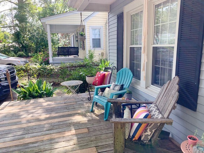 Building Photo - 3 Bedrooms 2 Full Bathrooms with fenced in...