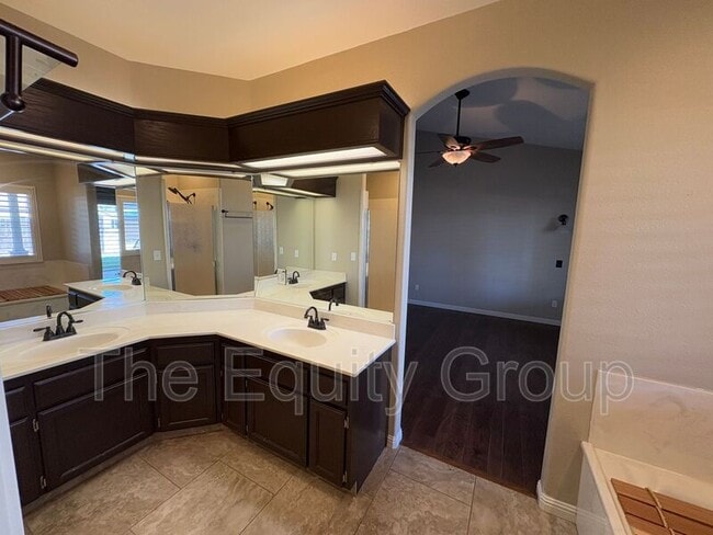 Building Photo - 2650 W Oakridge Ave