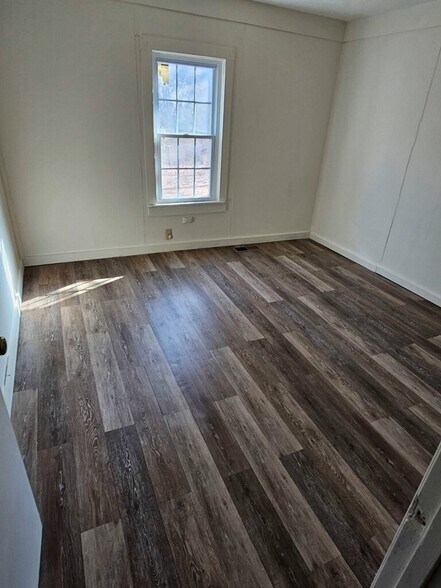 Building Photo - 560 Robinson Dr