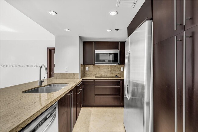 Building Photo - 540 Brickell Key Dr