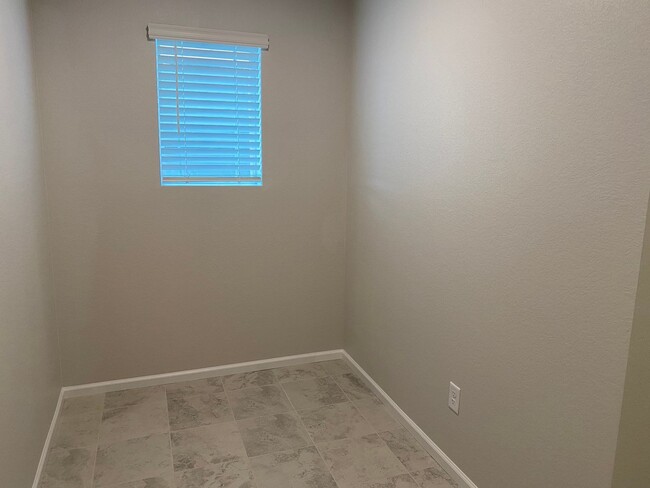 Building Photo - Don't Miss This Stunning 4 Bed/2.5 Bath Ho...