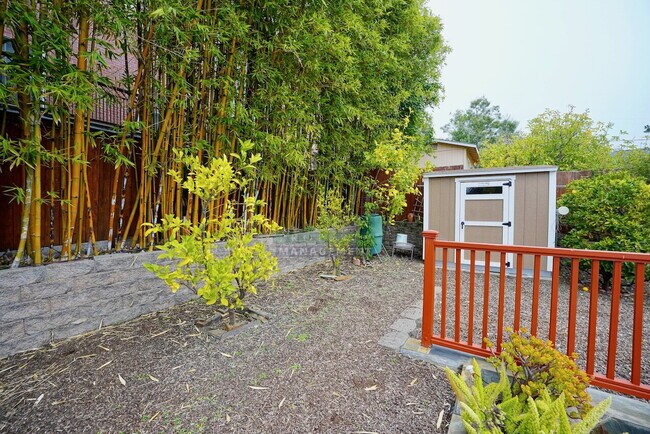 Building Photo - Available Now! 3 Bedroom San Rafael House