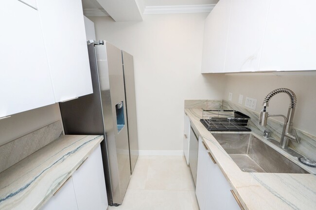 Building Photo - 1 Bedroom + Den / 1 Bath Condo w/ patio an...