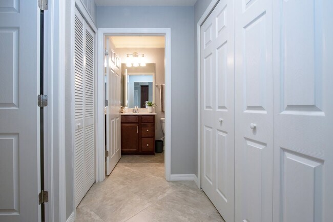 Building Photo - Like new 2BR, 2BA garage condo-Lakewood National