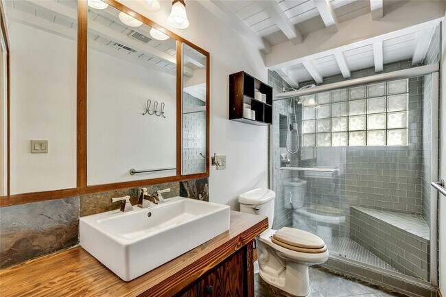 Building Photo - 913 W Johanna St
