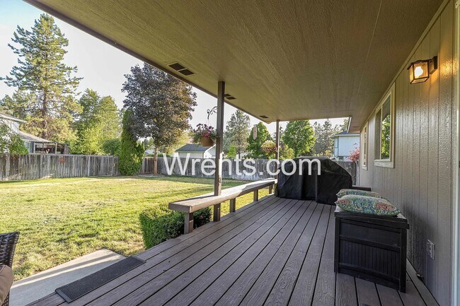 Building Photo - Beautiful 6 bed Highly Desirable Colbert Area!