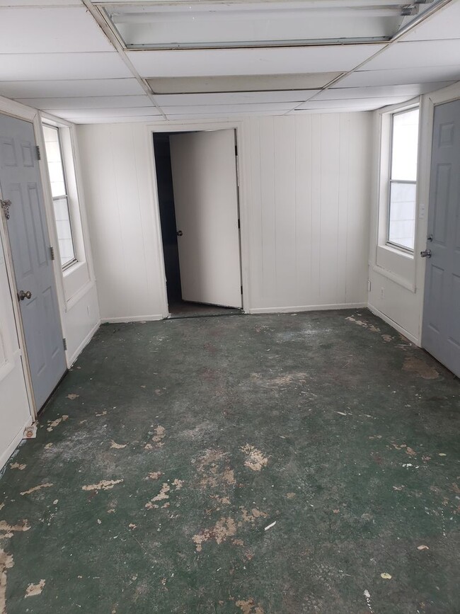 Building Photo - 3 Bedroom in New Haven 2 Bath with Man Cav...