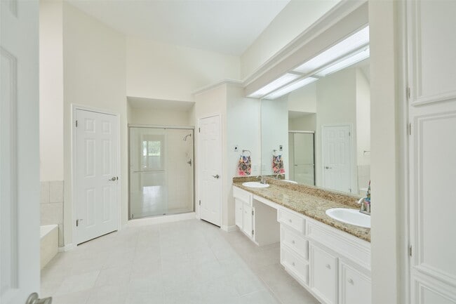 Building Photo - 15854 Knolls Lodge Dr