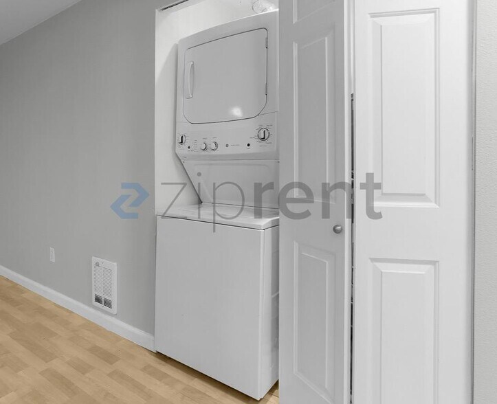 Building Photo - Unit 1