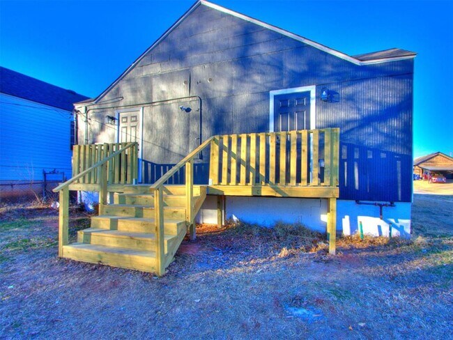 Building Photo - 1330 NE 7th St