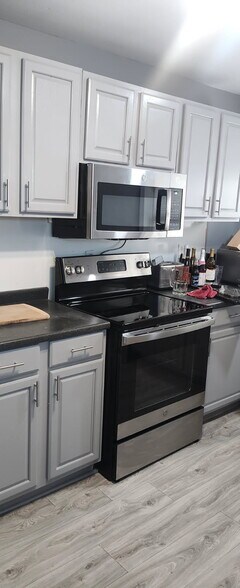 Building Photo - 5025 Mirabeau Ave