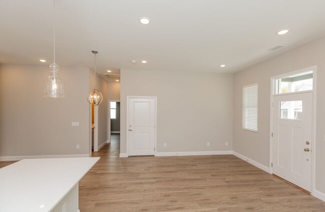 Building Photo - Modern 4 Bedroom Home in Red Bank