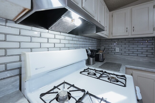 Building Photo - Modern 2-Bedroom/2 Bath Home