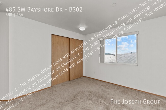Building Photo - 485 SW Bayshore Dr