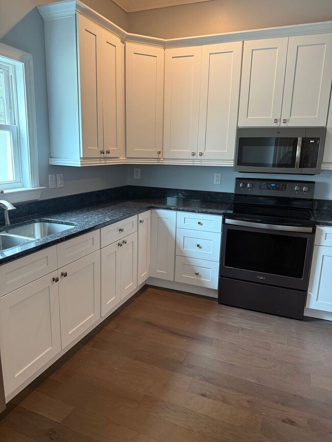 Building Photo - Beautiful 3 Bedroom
