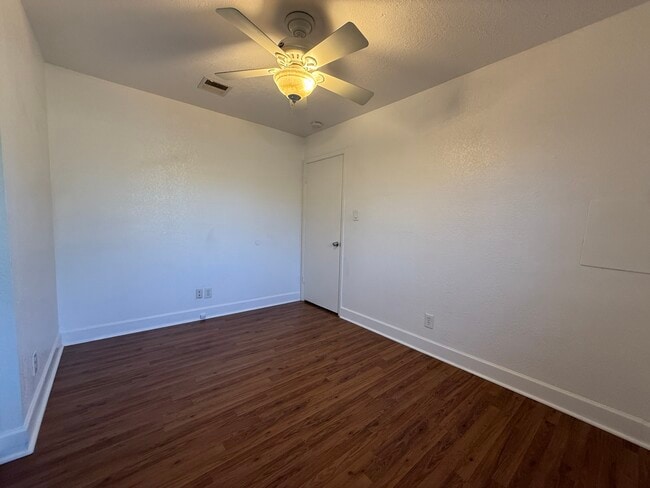 Building Photo - 3035 W 11th Ln