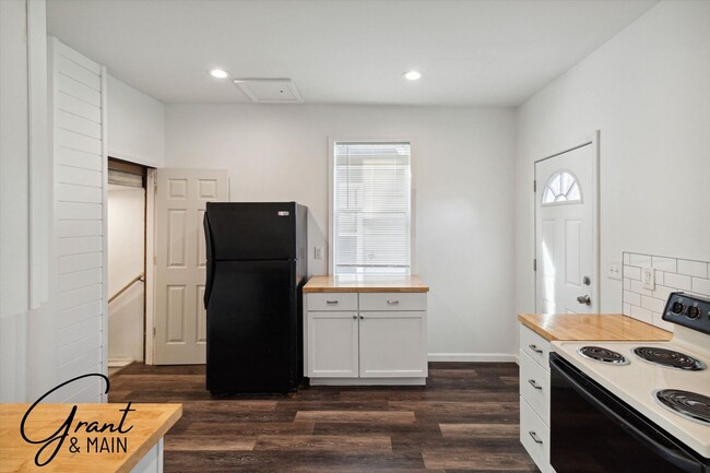 Building Photo - $1,450 - 3 Bed / 1 Bath Newly Renovated Ho...