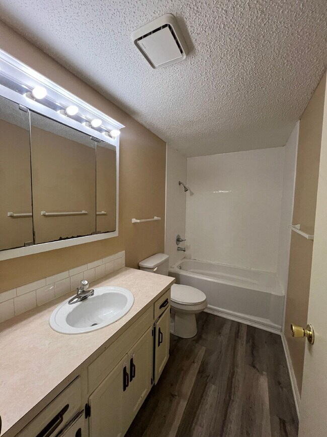 Building Photo - 3 Bedroom Duplex in Hollister