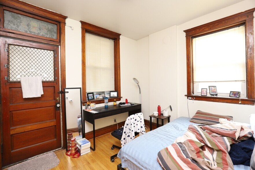 Building Photo - 2774 N Kenmore Ave
