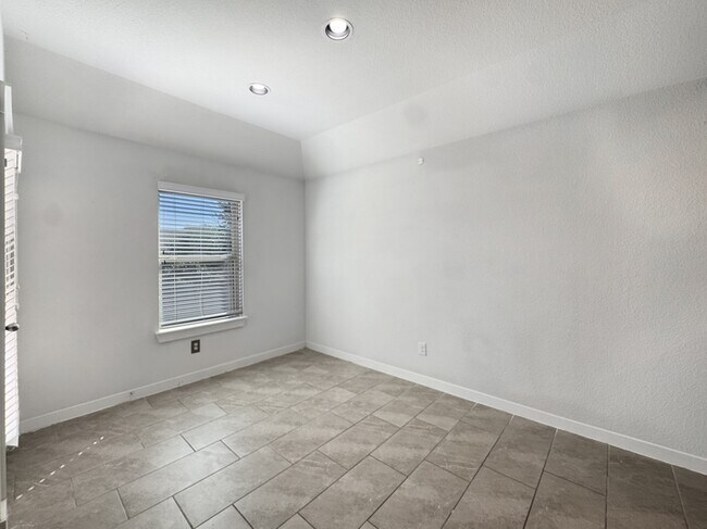 Building Photo - 13806 Quiet Fox Ln