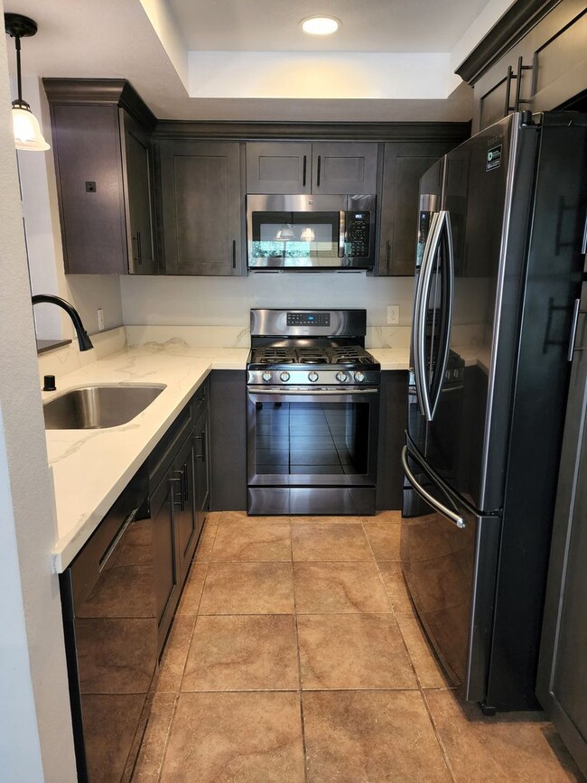 Building Photo - Eastlake Gem