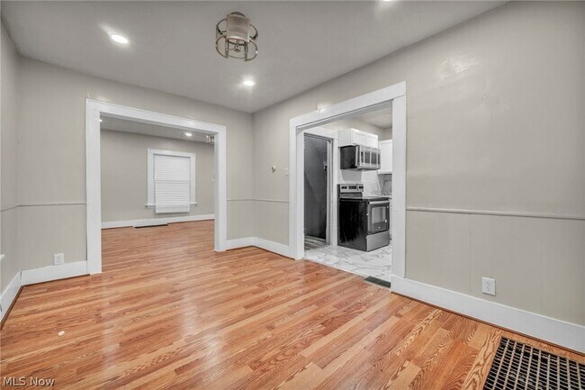 Building Photo - 960 Whittier Ave