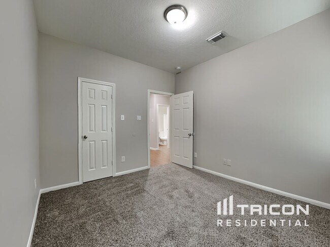 Building Photo - 810 E Clady Ct