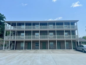 Building Photo - 1604 Spring Valley Dr