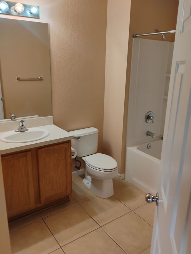 Building Photo - Townhouse in
