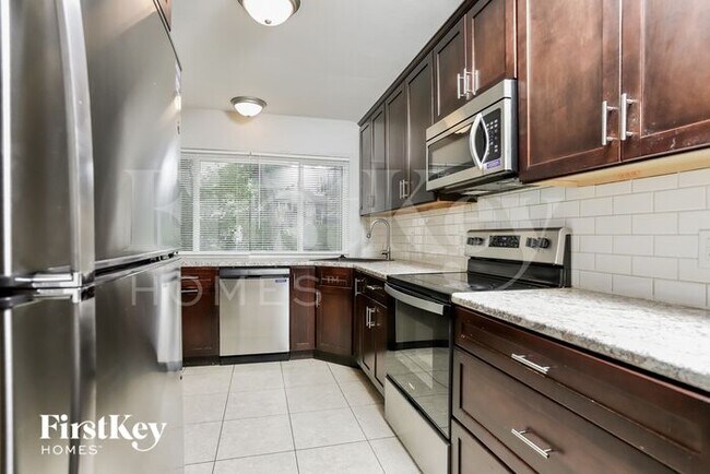 Building Photo - 323 Turfwood Dr