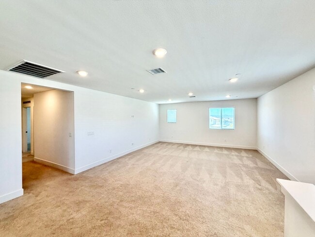 Building Photo - Move-In Ready 5 Bedroom Home with Solar & Large Loft