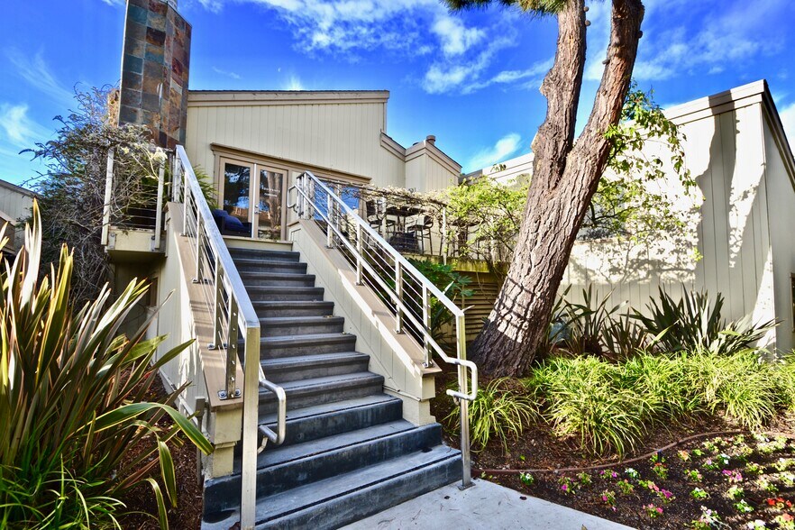 Building Photo - 300 Glenwood Cir