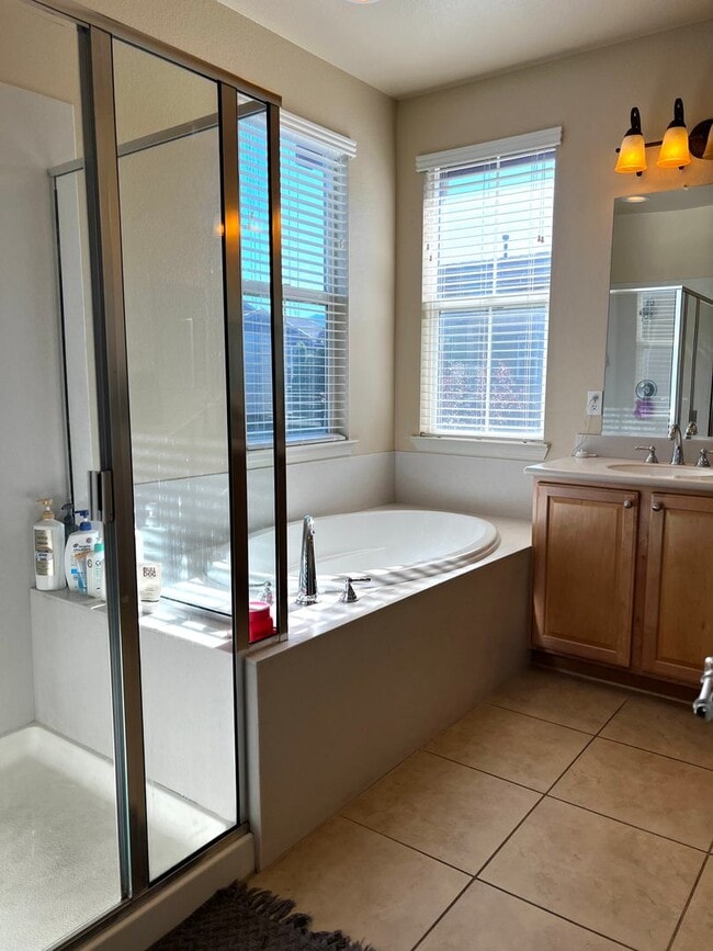 Building Photo - Somerset Stunner with All the Amenities - Including Golf!!