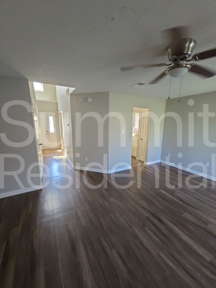 Building Photo - 4560 Longtree Ave