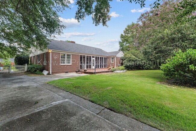 Building Photo - 822 Johns Rd