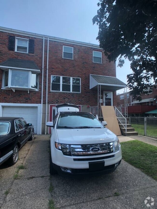 Building Photo - Newer & Modern 3 Bed., 1.5 Bath Home w/W/D...