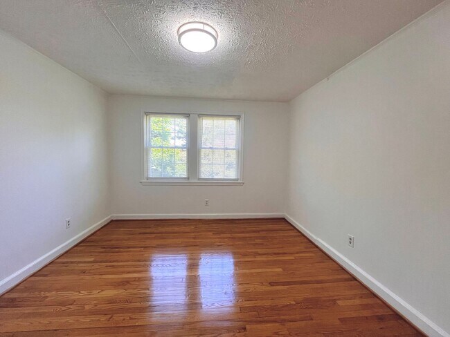 Building Photo - 2115 Suitland Terrace SE