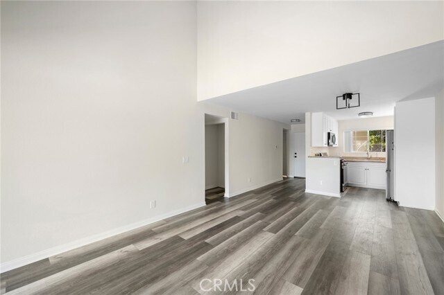 Building Photo - 5565 Canoga Ave