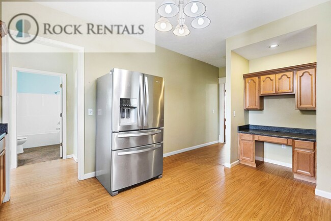 Building Photo - Large Updated Three Bed Two Bath with Patio