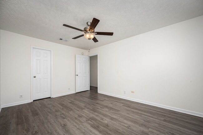 Building Photo - 4910 Laura Jeanne Blvd