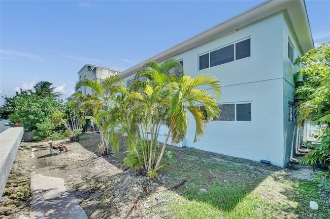 Building Photo - 1945 Calais Dr