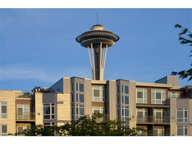 Primary Photo - Beautiful 1 Bed + Den/1.5 Bath Condo @ Mar...