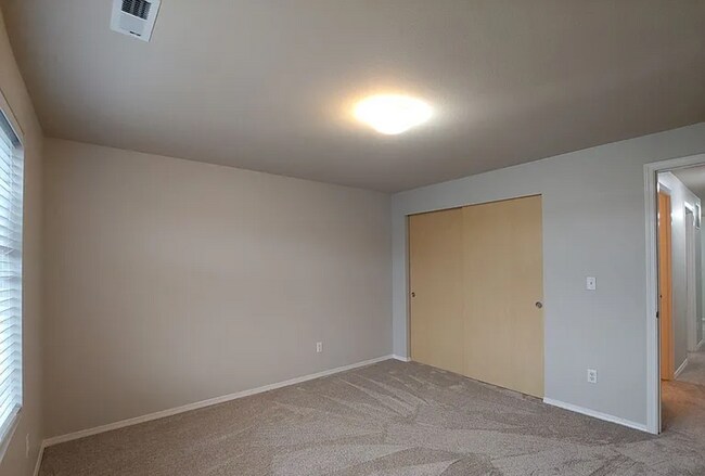 Building Photo - Beautiful 3 Bedroom Home