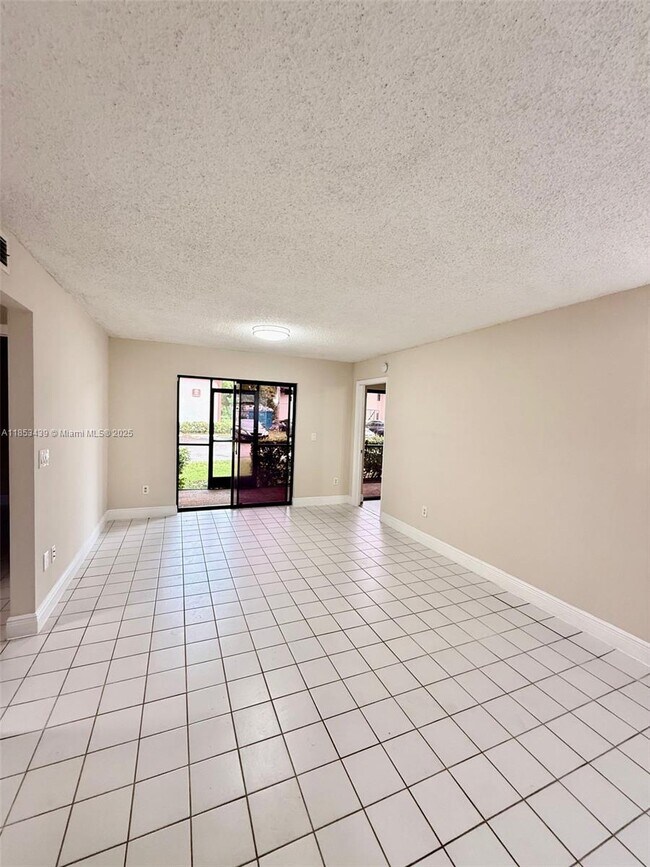 Building Photo - 905 NE 209th St