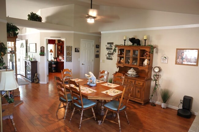 Building Photo - Oroville-Furnished-Turnkey-3 bedroom 2 bath home, hot tub, gazebo, landscaped yard, solar