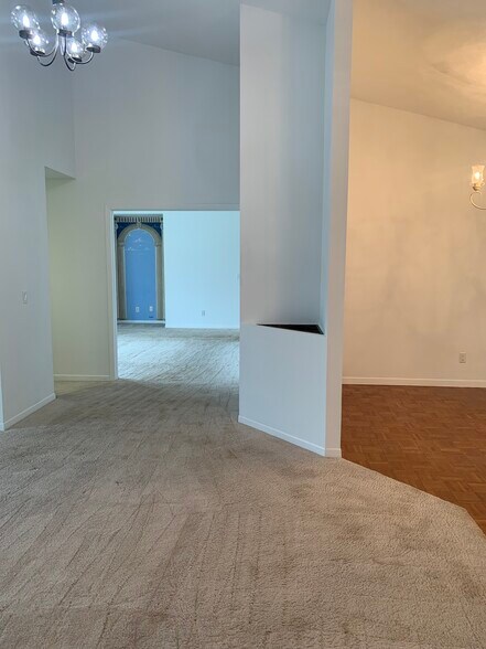 Building Photo - 6321 Jamaica Cir E