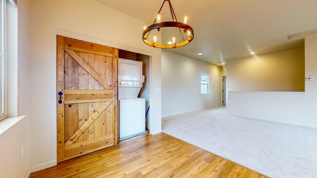 Building Photo - 2421 N Village Dr