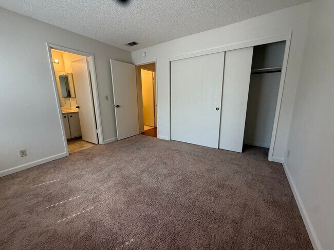 Building Photo - 2813 Pepper Oaks Dr